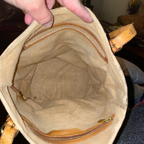 SOLD Louis Vuitton Bucket GM- Monogram - Picture 4 of 16